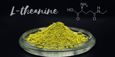 Chemický vzorec l-theaninu a prášek ze zeleného čaje
