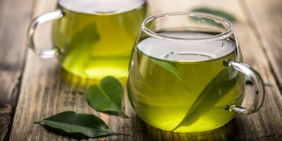 Dva šálky čerstvého zeleného čaje