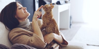 Žena se mazlí s kočkou