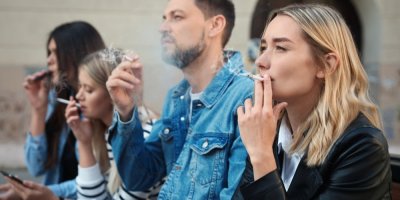 Lidé kouřící cigarety