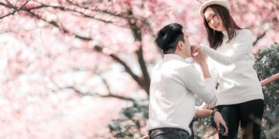 Mladý Japonec žádá svou vyvolenou o ruku