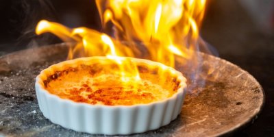 Karamelizování cukru na crème brûlée za pomoci cukrářské pistole