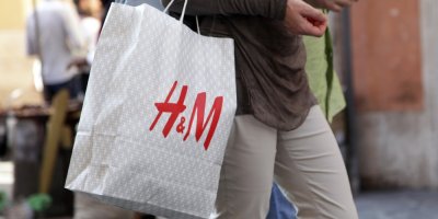 Osoba nese tašku z H&M