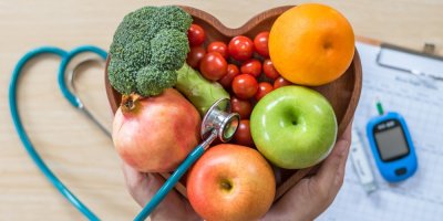 Ovoce a zelenina v misce ve tvaru srdce