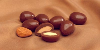 Mandle v čokoládě na béžovém pozadí