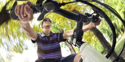 Muž jede na elektrokole