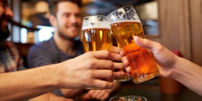 Lidé si přiťukávají pivem