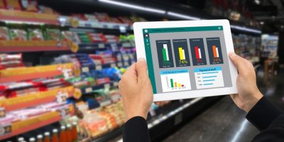 Chytrý obchod. Prodejce prostřednictvím tabletu monitoruje data z regálu