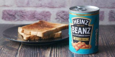 Konzerva s fazolemi a talířek se dvěma topinkami