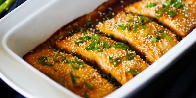 Upečený losos naglazovaný omáčkou Teriyaki, posypaný sezamovým semínkem a nadrobno nakrájenou jarní cibulkou