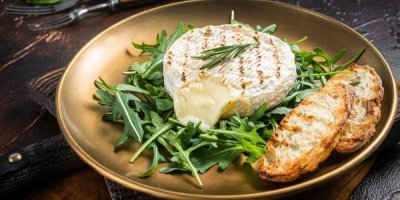 Grilovaný hermelín s oblohou na hnědém talíři