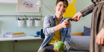 Matka dává synovi kapesné