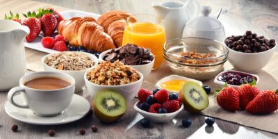 Bohatá snídaně na stole