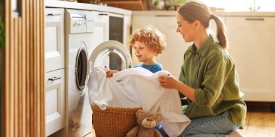 Malý syn pomáhá mamince s praním prádla
