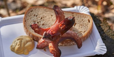 Tácek s opečeným špekáčkem, chlebem a hořčicí