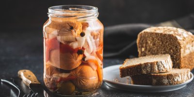 Sklenice s utopenci a talíř s chlebem