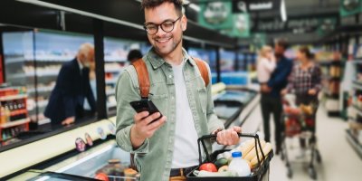 Student při nákupu uplatňuje slevu s pomocí aplikace