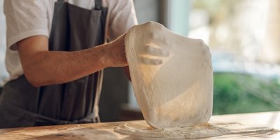 Roztahování těsta na pizzu