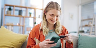 Žena platí online nákup kreditkou