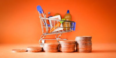 Grafika ukazuje, co je to inflace. Stejné zboží kupujeme za více peněz