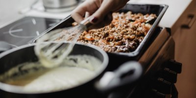 Žena, která připravuje musaku