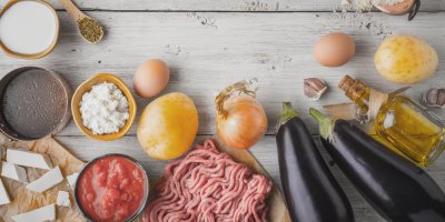 Ingredience na musaku – lilek, mleté maso, brambory, cibule, česnek, olivový olej, rajský protlak, sýr