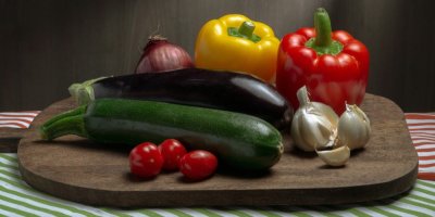 Zelenina na ratatouille, lilek, cuketa, papriky, rajčata, česnek, cibule