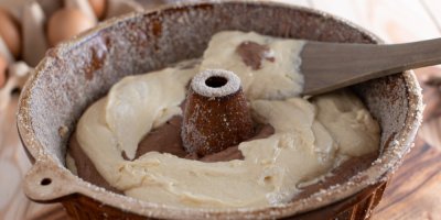 Vrstvení těsta do formy na bábovku