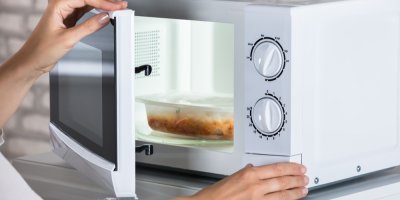 Otevřená bílé mikrovlnka