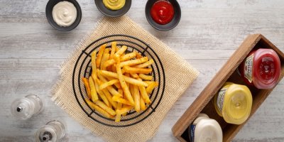 Majonéza, hořčice a kečup servírované k hranolkám