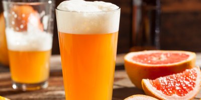 Dvě sklenice ochuceného nealko piva