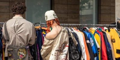 Dvojice si vybírá oblečení venku