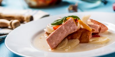 Talíř s utopenci a zeleninou