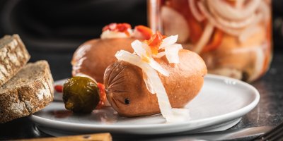 Talíř s utopenci, papričkami, okurkou a chlebem