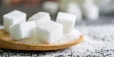 Kostky cukru na misce