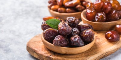 Datle v dřevěné misce