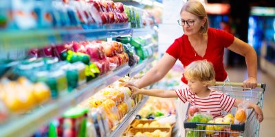 Matka a dítě kupují ovoce v supermarketu