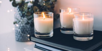 Tři hořící svíčky ve skle