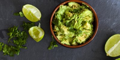 Miska s avokádem a limetky