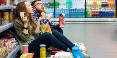 Dvojice jí chipsy v supermarketu
