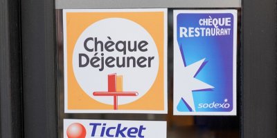 Loga stravenek na dveřích