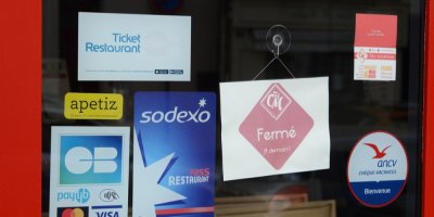 Nálepky různých druhů stravenek na dveřích