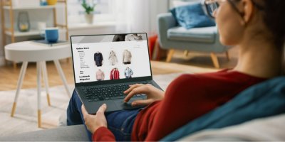 Žena si na notebooku prochází nabídky e-shopů
