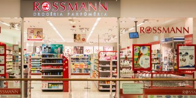 Pohled do drogerie Rossmann
