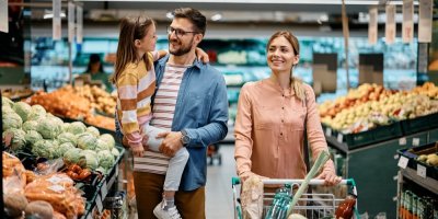 Mladá rodina nakupuje