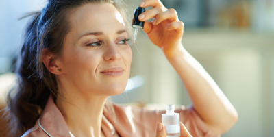 Žena si aplikuje sérum na tvář
