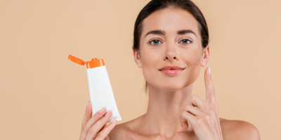 Žena v ruce drží krém s SPF