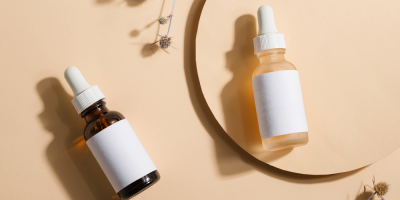 Dvě séra na béžovém pozadí