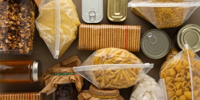 Těstoviny, sušenky, vločky, ořechy v pytlících, konzervy, sklenice
