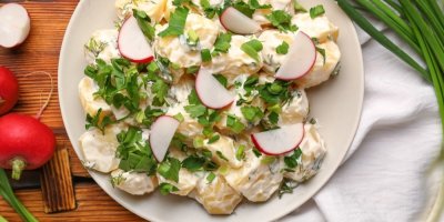 Bramborový salát s majonézou, ředkvičkami a petrželkou